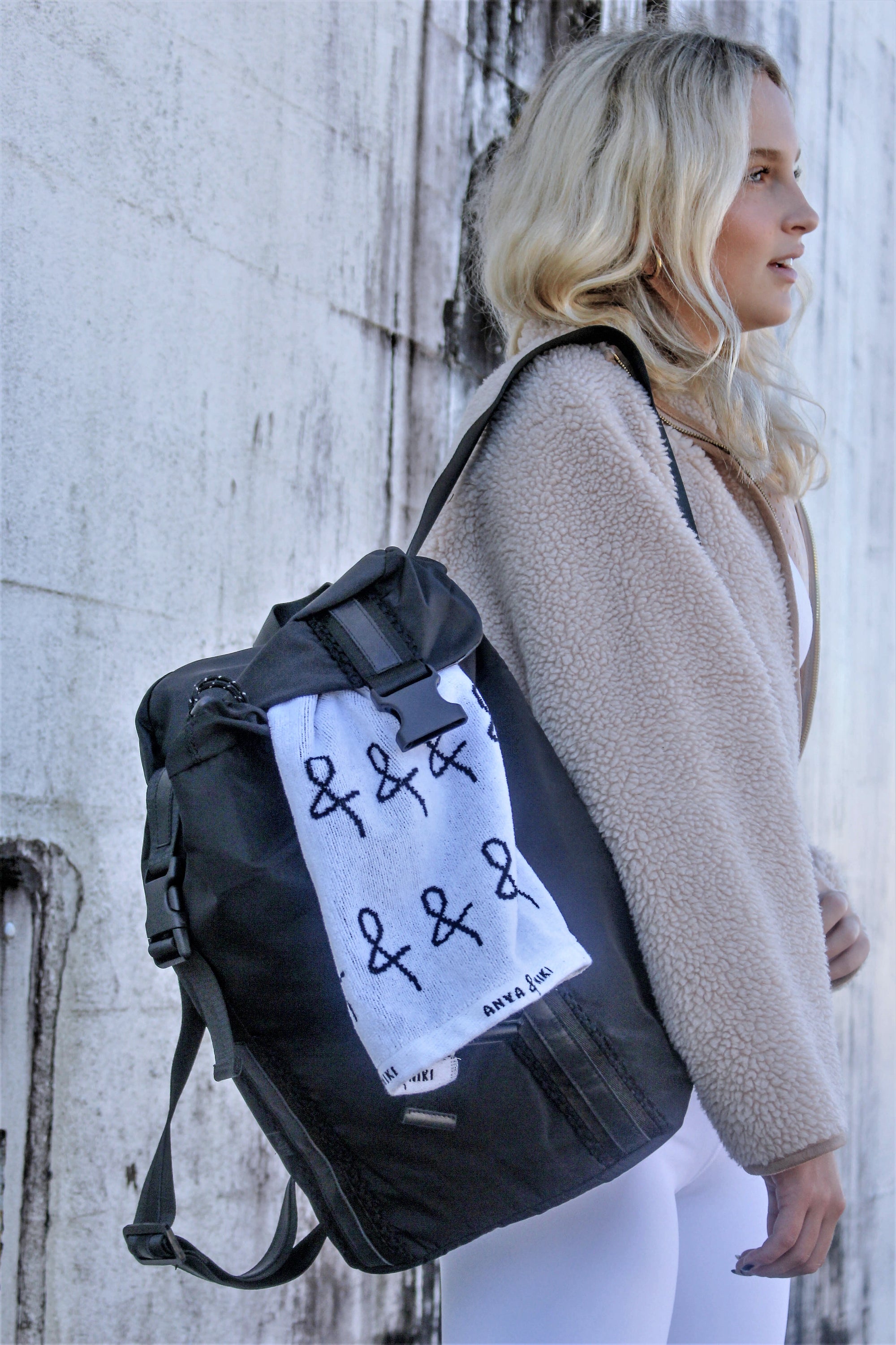 Person wearing the Delray Backpack from Anya & Niki with the sports towel.