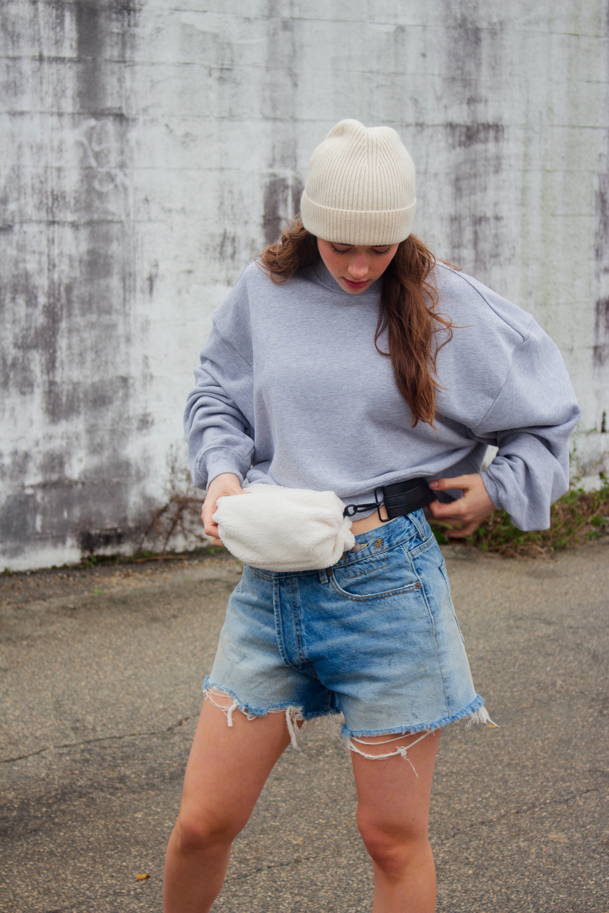 Person wearing the Orlando Sherpa crossbody belt bag with black crossbody strap with leather detail