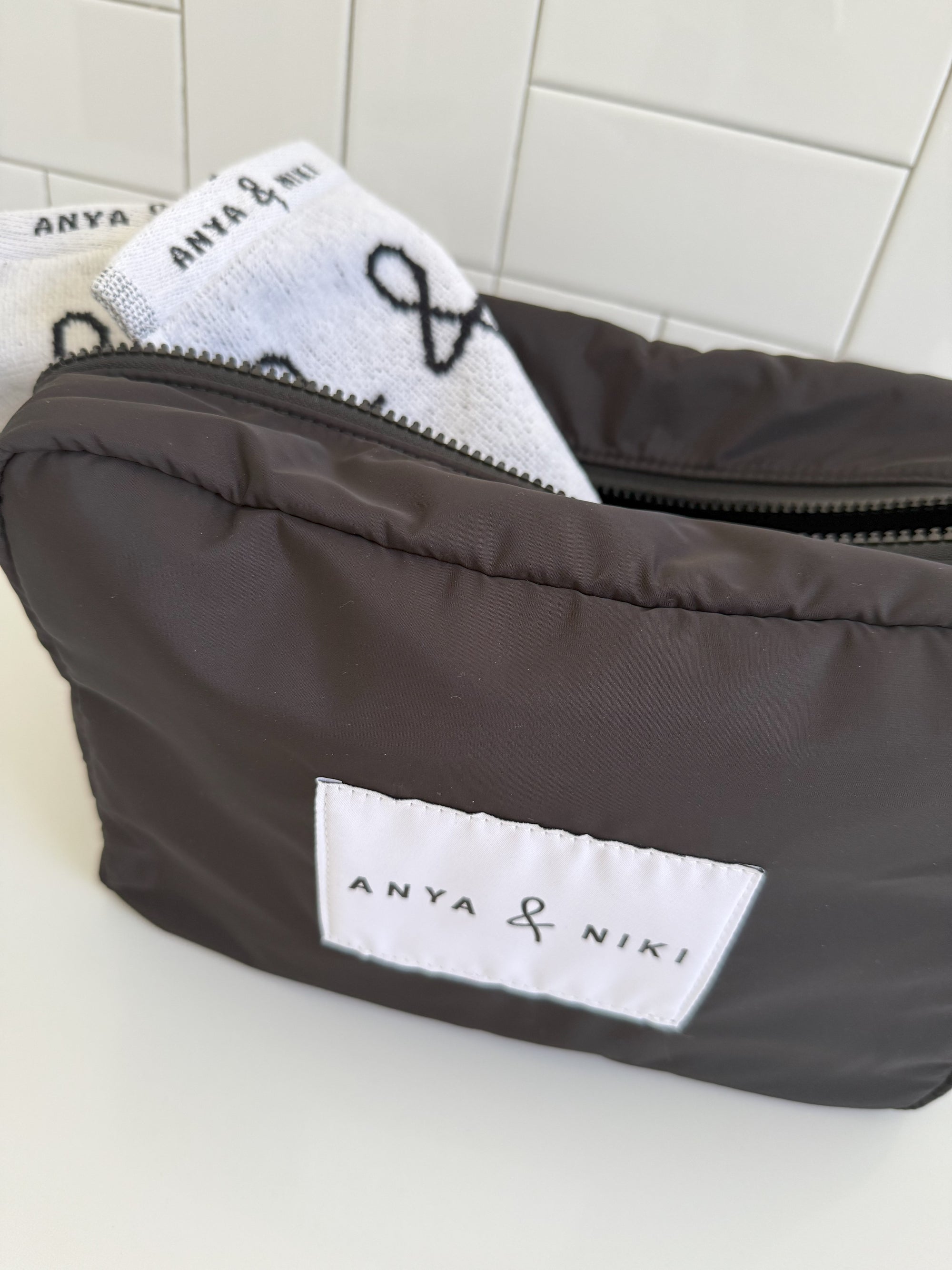 The Hudson Pouch Black