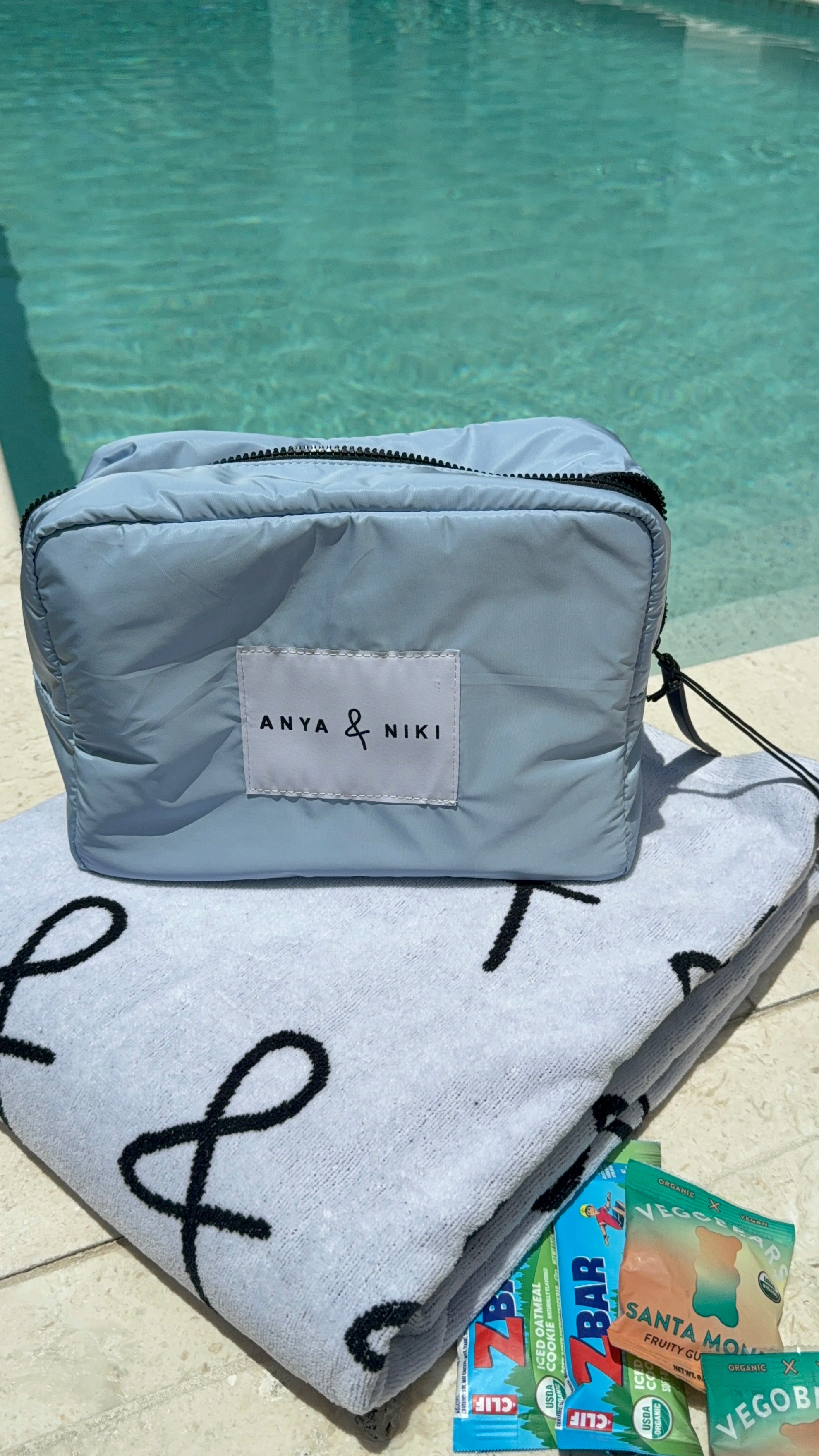 The Hudson Pouch Light Blue